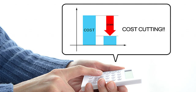 電卓でコストカットを計算する男性